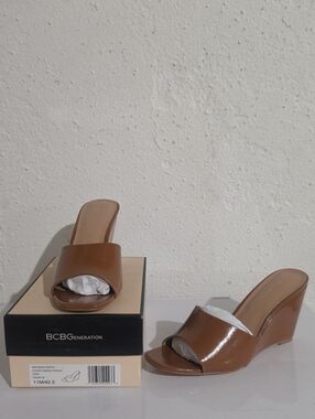 BCBGeneration Giani Brown Patent Wedge Slide Sandals sz.11